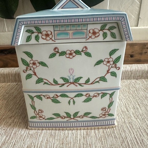Lenox Spice Village Blue and Green Floral Tea Shoppe Canister - Picture 4 of 9